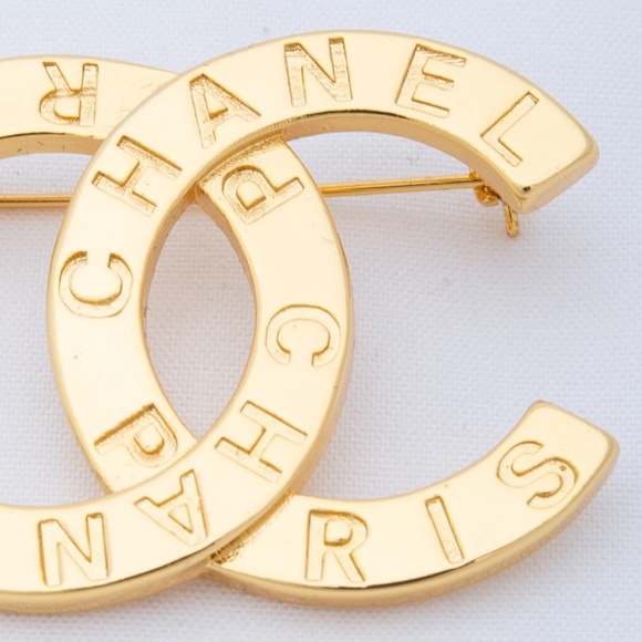 CHANEL CLASSIC GOLD CC ENGRAVED BROOCH (2020) - Picture 2 of 5